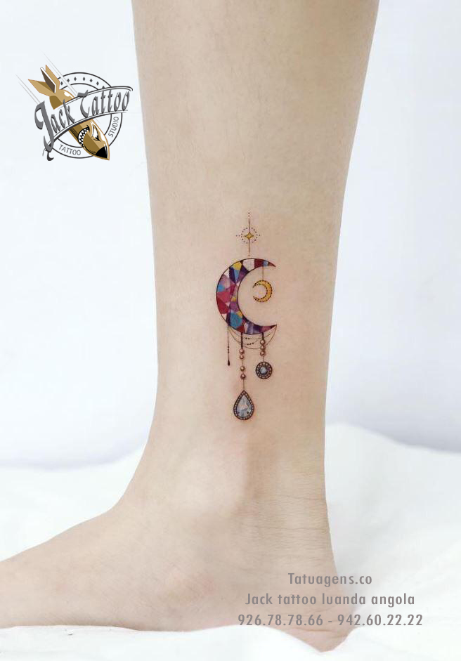 tatuagem pequena lua colorida