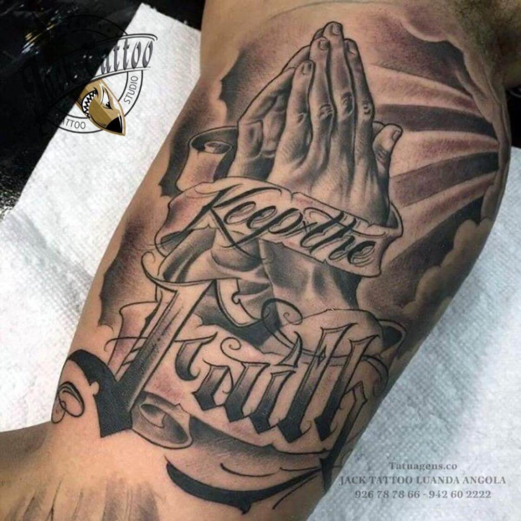 tatuagem oração no braço