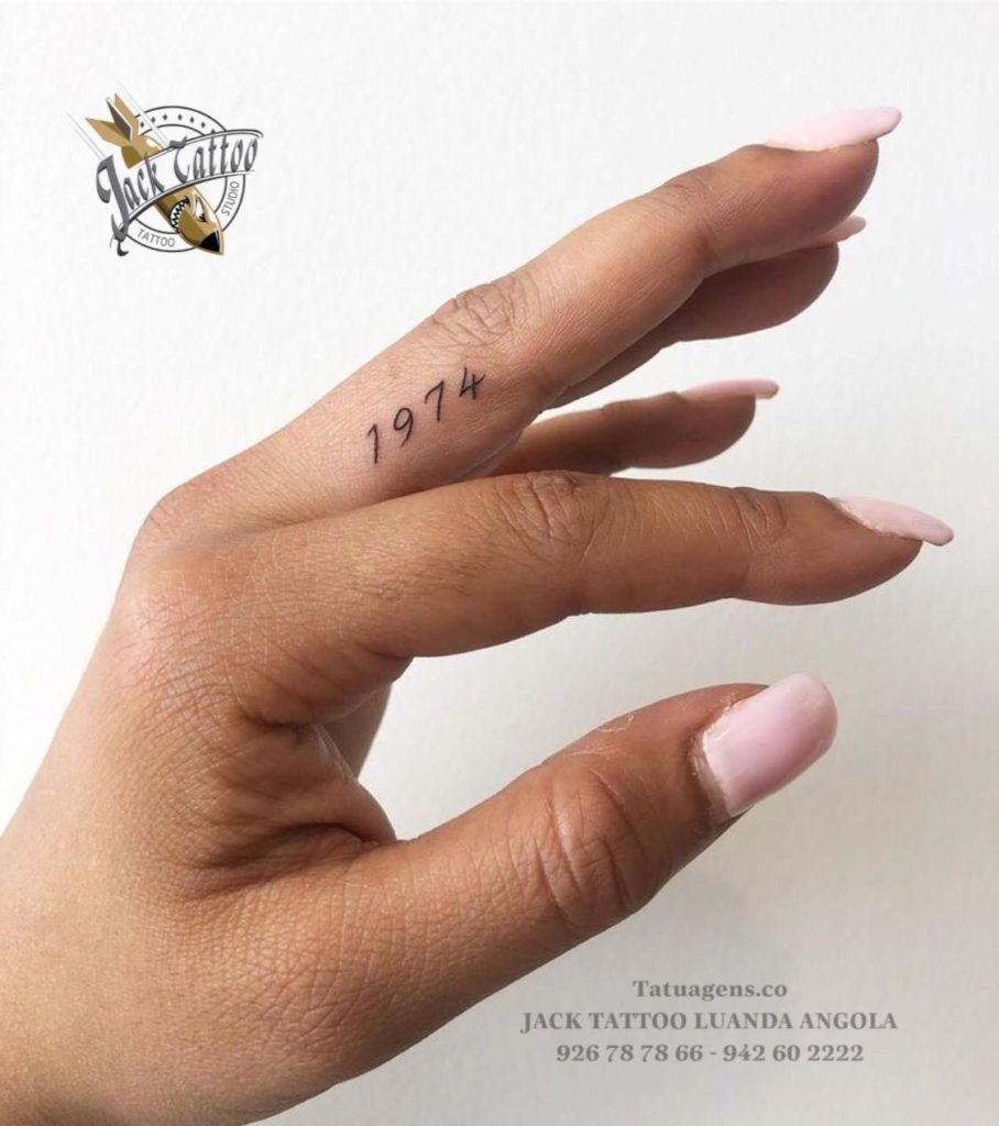 tatuagem nos dedos data