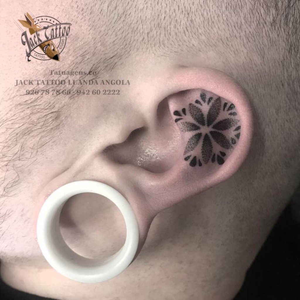 Tatuagem na orelha e piercing