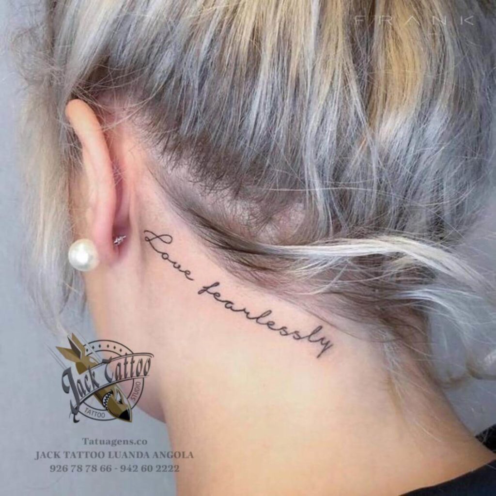 Tatuagem feminina atras orelha 