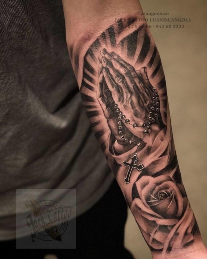 tatuagem cristã no braço