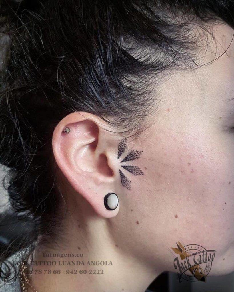 tatuagem ao lado orelha