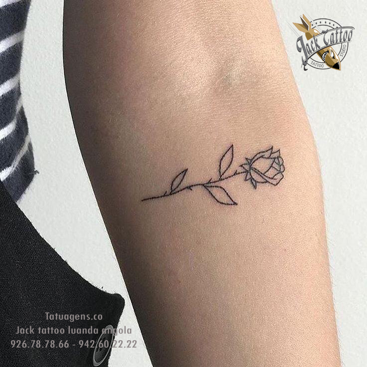 Tatuagem pequena flor