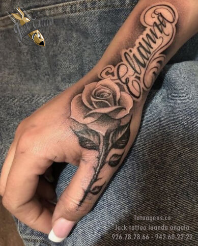 Tatuagem em pele negra flores
