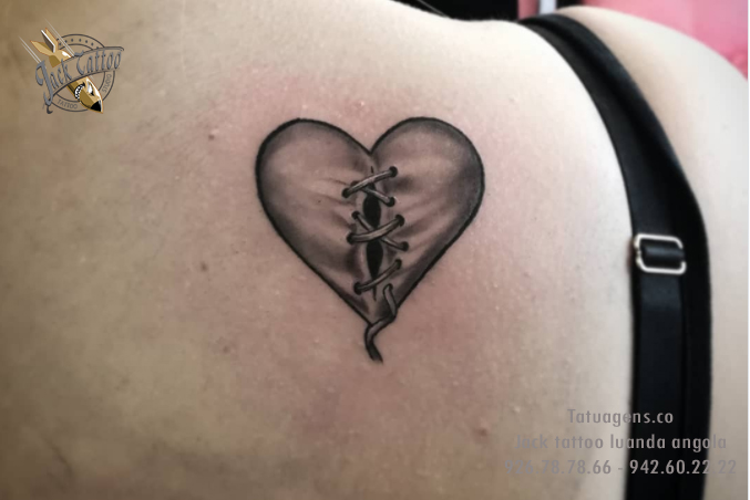 Tattoo de coração rasgado