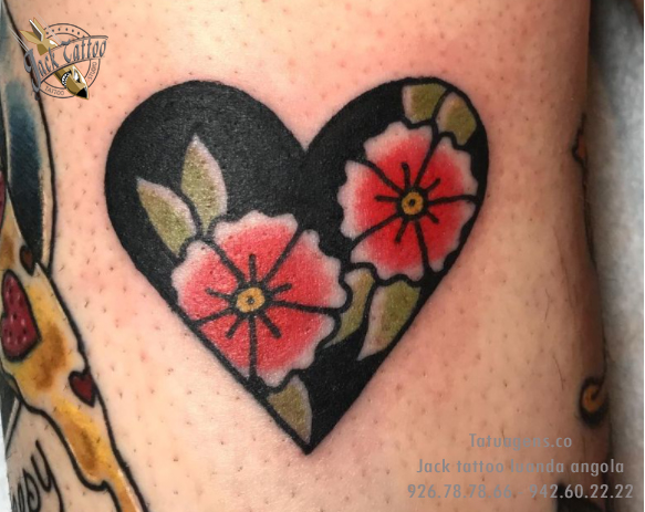 Tattoo de coração negro flor