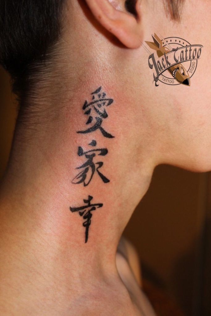 tatuagens de letres no pescoço