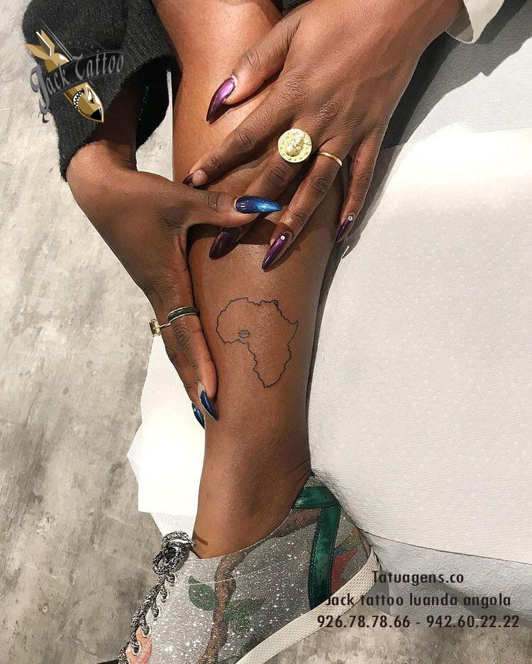 Tattoo de mapa estilo perna femenina