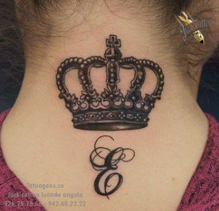 Tattoo de coroas nuca