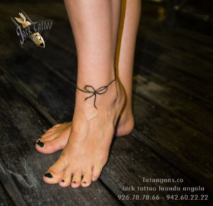 Tatuagens no tornozelo  à articulação entre a perna e o pé 20